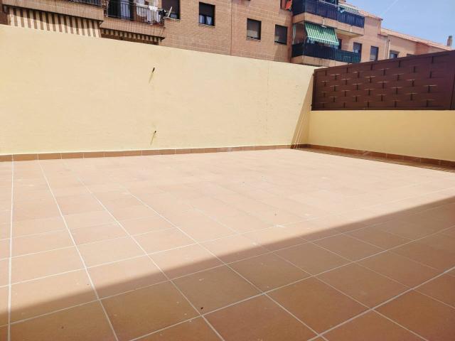 FANTASTICO PISO NUEVO A ESTRENAR DE 1 DORMITORIO. PATIO DE 50 M2. ….TOTALMENTE AMUEBLADO