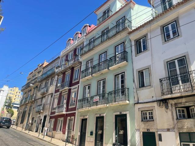 T1 na Lapa, remodelado, junto ao largo de Santos para arrendamento!
