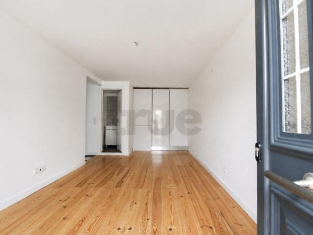 Fantástico T2 Remodelado de 135 m² com Cozinha Equipada, para Arrendamento em Campolide, Lisboa