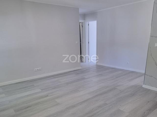 Apartamento reformado de 3 quartos perto da Costa da Caparica
