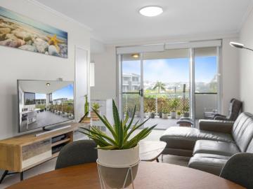 Fantastic 2 bedroom unit overlooking Kedron Brook