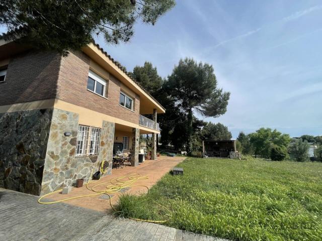 Fabter Realty presenta. casa de lujo a 4 vientos en Castellarnau: Confort en una sola planta, domótica y gran parcela