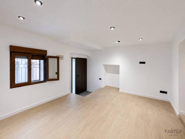 FABTER REALTY presenta esta casa totalmente reformada en el centro del pueblo!