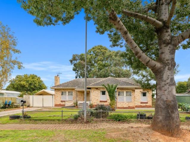 FABULOUS 4 BEDROOM RESIDENCE ON LARGE 716m2 ALLOTMENT!