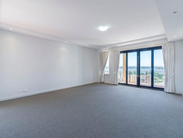 FABULOUS APARTMENT ON THE 2ND FLOOR OF THIS LOVELY PEACEFUL 6 FLOOR COMPLEX WITH SUPERB RIVER AND CITY VIEWS. EASY WALK TO THE CITY & KINGS PARK !