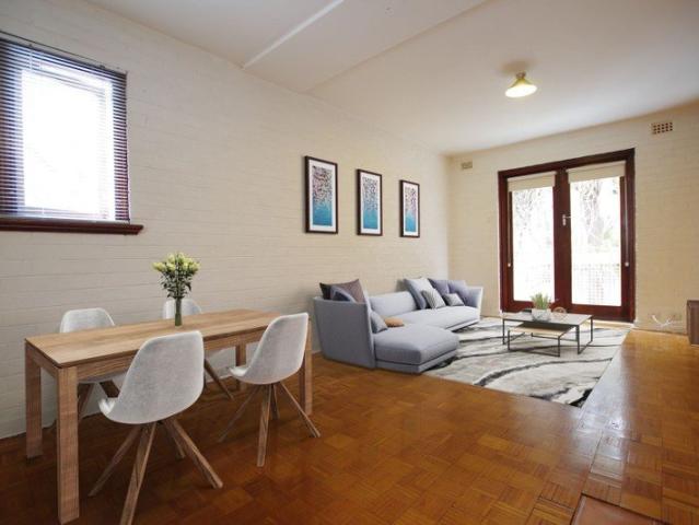 FABULOUS ART DECO UNIT IN TOP LOCATION