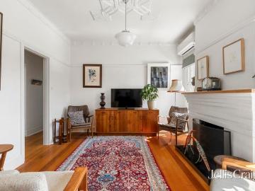 Fabulous Art Deco style, light & top floor seclusion