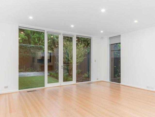 Fabulous double storey home located in prestige Cul de Sac in Toorak