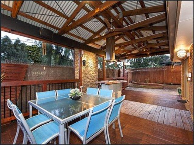 FABULOUS FAMILY LIVING SURROUNDED BY PARKLAND!