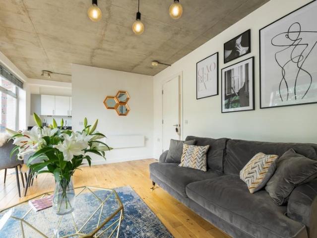 Fabulous high end 2 bed flat,MOVE TODAY, Old St
