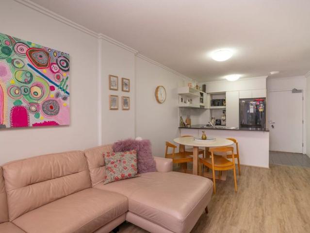 FABULOUS LOCATION IN THE HEART OF SOUTH BANK, BUS, TRAIN, FERRY ACCESS OR WALK ACROSS THE BRIDGES TO THE CBD & GARDENS