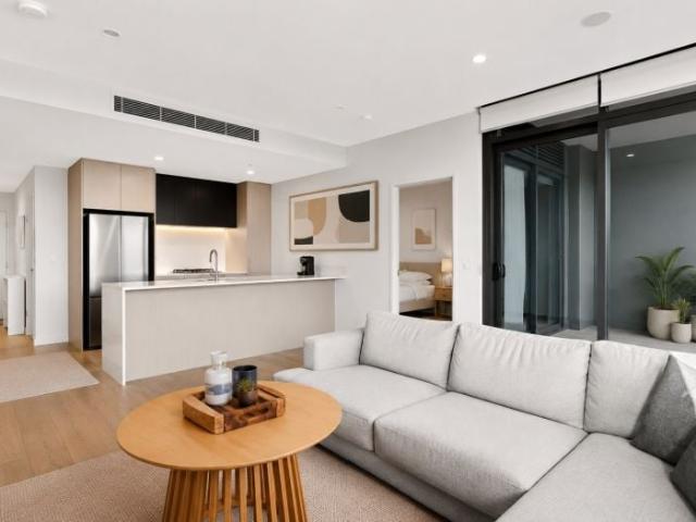 Fabulous Luxury Apartment with Views Stone's Throw to Metro
