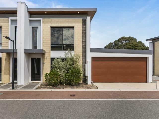 Fabulous Modern Townhouse Living Opposite Rinaldo Park