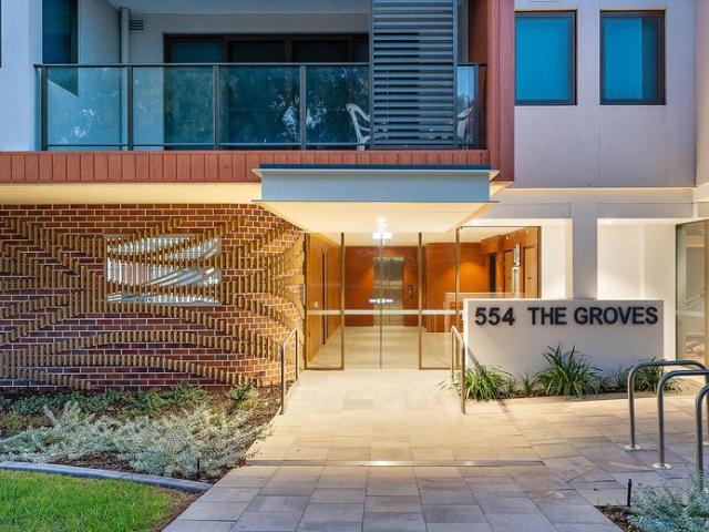 Fabulous Near New Apartment in The Groves
