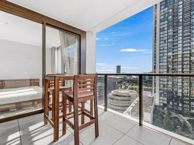 Fabulous North Facing harbour and city view Apartment with attractive price