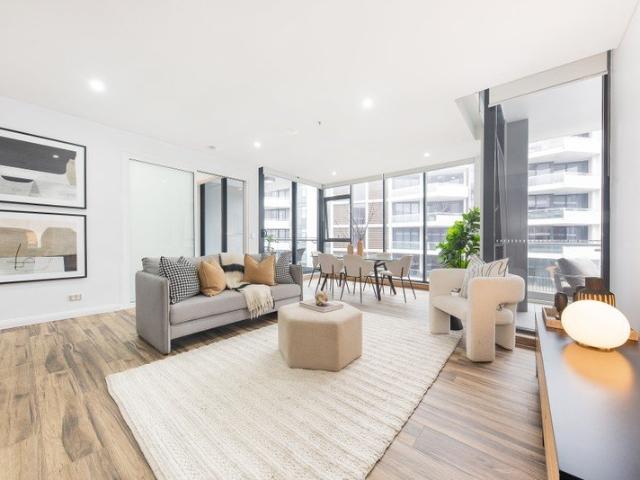 Fabulous, oversized apartment in prime locale