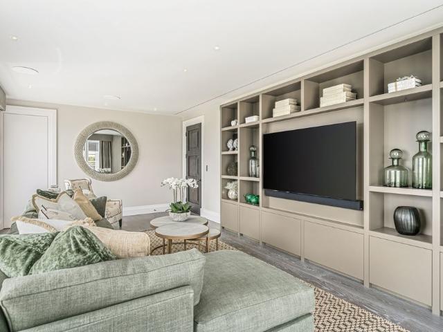 Fabulous penthouse with wraparound terracing and panoramic views of Hyde Park