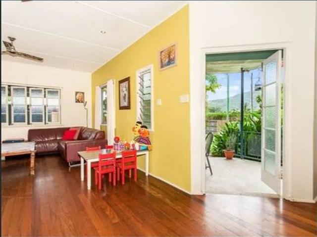 Fabulous Q'lder Style Home with Huge Outdoor Entertainment Area, Pool, Side Access