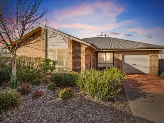 Fabulous single level living at its absolute best!