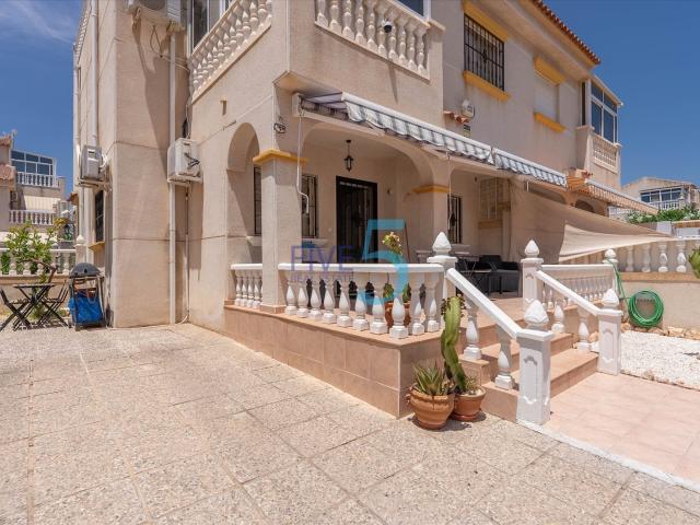 Fabulosa casa cuadrúdrica de dos dormitorios, dos baños, com. 72m² Torrevieja