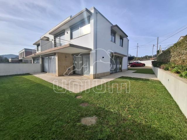 Fabulosa Moradia Geminada T3 com Jardim