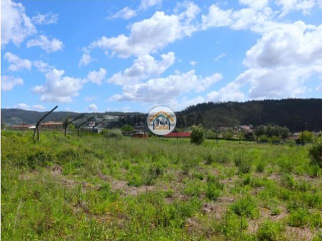 Terreno com área de construção em Arnoso Santa Maria !.