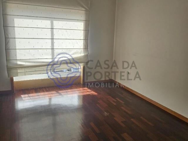 Fabuloso Apartamento T2 em Ermesinde com Varanda e Garagem Fechada