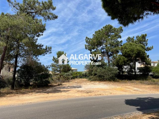 Fabuloso lote para construção perto do Golfe e de uma zona comercial na Vila Sol