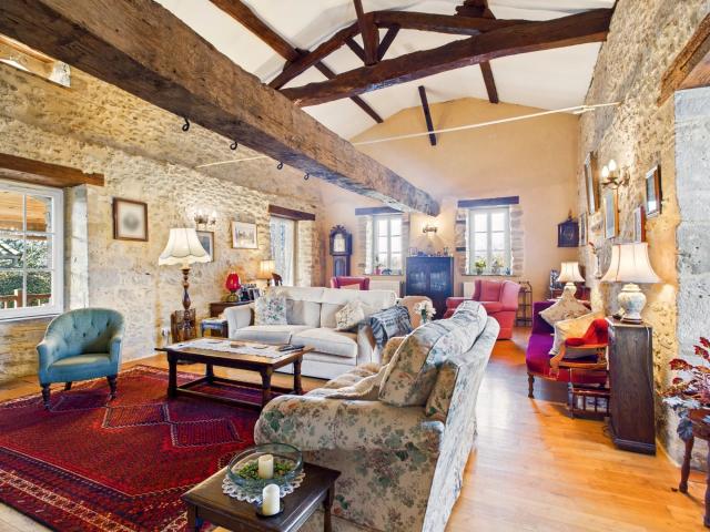 Fabuleuse ferme avec piscine et dépendances offrant du poten. 370m² Cancon