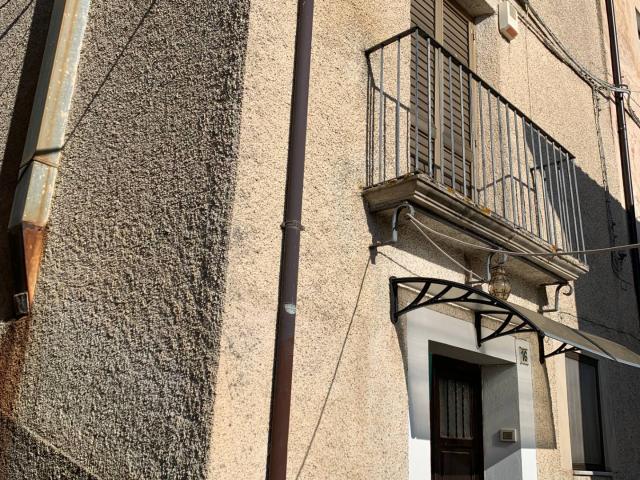 Fabbricato nel centro storico con corte in vendita a Rovito