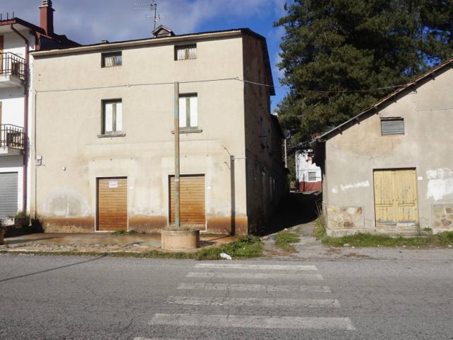 Fabbricato con Corte in vendita a Spezzano della Sila, Camigliatello Silano