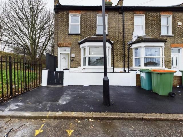 Fabian Street, London E6 3 bed semi detached house to rent £2,450 pcm £565 pw