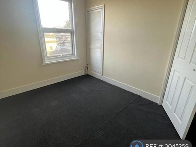 Factory Road, Northfleet, Gravesend. 3 bed terraced house to rent £1,550 pcm £358 pw