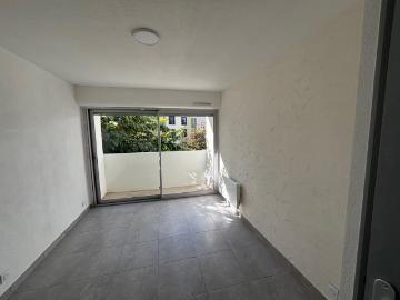 Fac nord Studio rénové avec parking