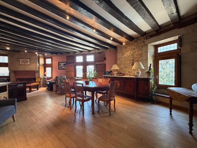 Face à la Cathédrale Saint Front à Périgueux, appartement un. 91m² Périgueux