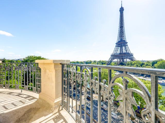 FACE A LA TOUR EIFFEL VUE EXCEPTIONNELLE SANS VIS A VISCatherine PiguetAlma Immobilier