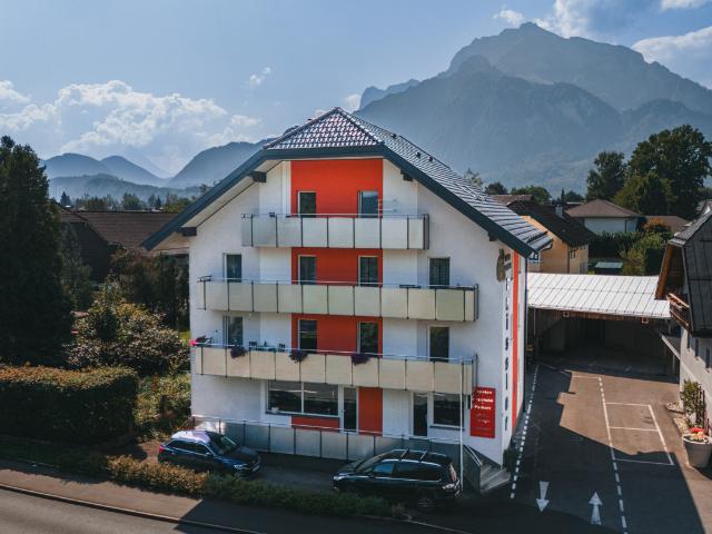 FACETTENREICH Wohn und Geschäftshaus in Anif