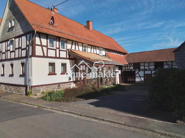 Fachwerkhaus mit Nebengebäude Garten und Brunnen