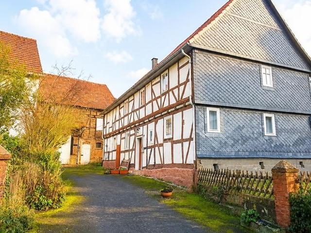 Fachwerkhaus mit Ausbaureserve, Scheune und Baugrundstück