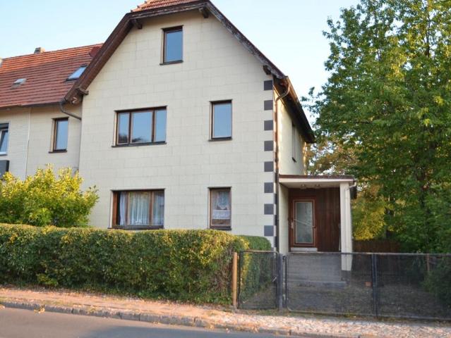 Fachwerkhaus mit großer Werkstatt, 2 Garagen und eigener Einfahrt