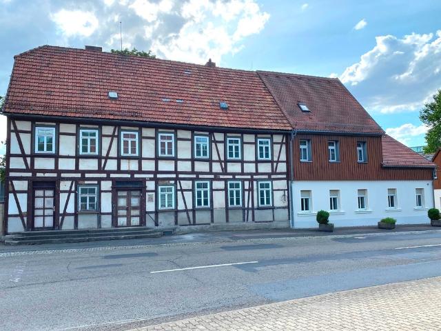 Fachwerkhaus mit 2 Wohnungen und Gewerbe