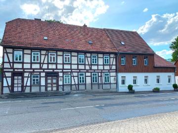 Fachwerkhaus mit 2 Wohnungen und Gewerbe