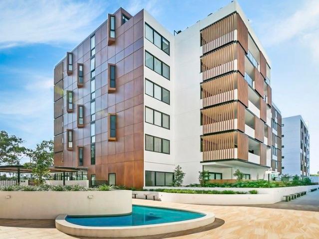 Facing Fitzsimons Lane with Quiet and Panoramic View Luxury Penthouse in the Heart of Gordon