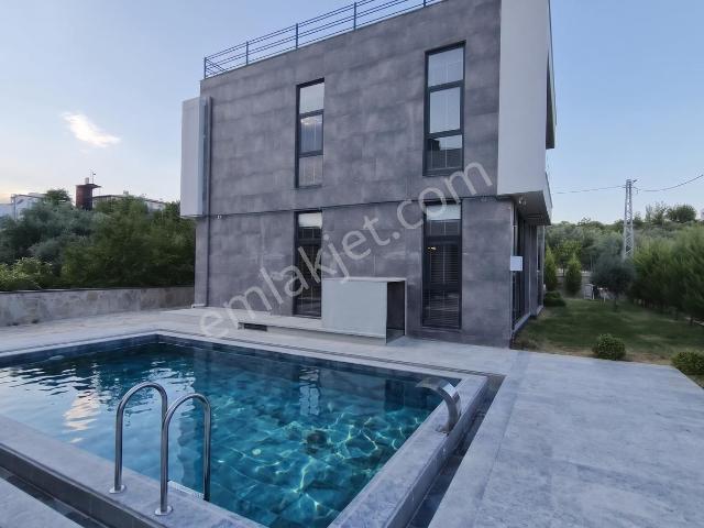 Fa'dan Kuyuluk'ta Eşsiz Tasarımlı 5+1 Yüzme Havuzlu Lüks Villa
