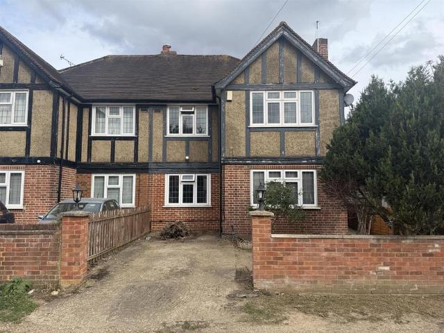 Faircroft, Slough 4 bed semi detached house to rent £2,600 pcm £600 pw
