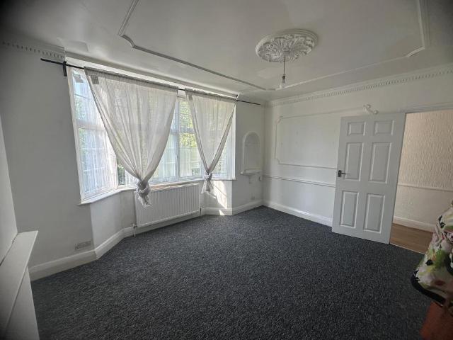 Faircross Avenue, Barking, Essex, IG11 2 bed flat to rent £1,750 pcm £404 pw