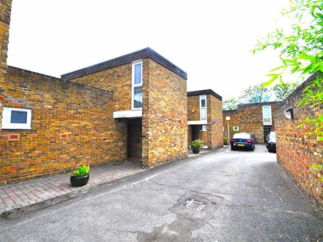 Fairacre, London, KT3 3BS, United Kingdom | 3 bed townhouse for rent #106555727 | Rentberry