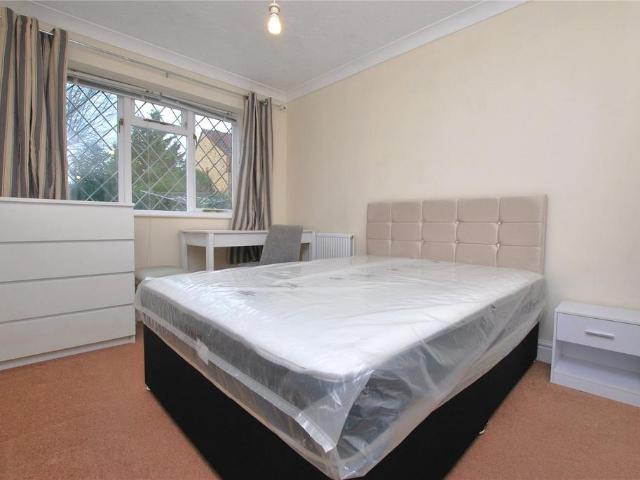 Fairborne Way, Guildford, Surrey, GU2 1 bed house of multiple occupation to rent £750 pcm £173 pw