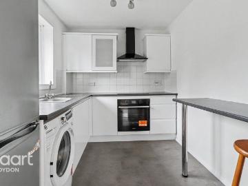 Fairbairn Close, PURLEY 1 bed flat to rent £1,275 pcm £294 pw