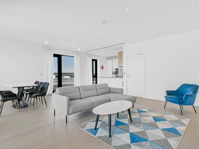 Fairbank House, 13 Beaufort Square. 4 bed flat to rent £5,000 pcm £1,154 pw